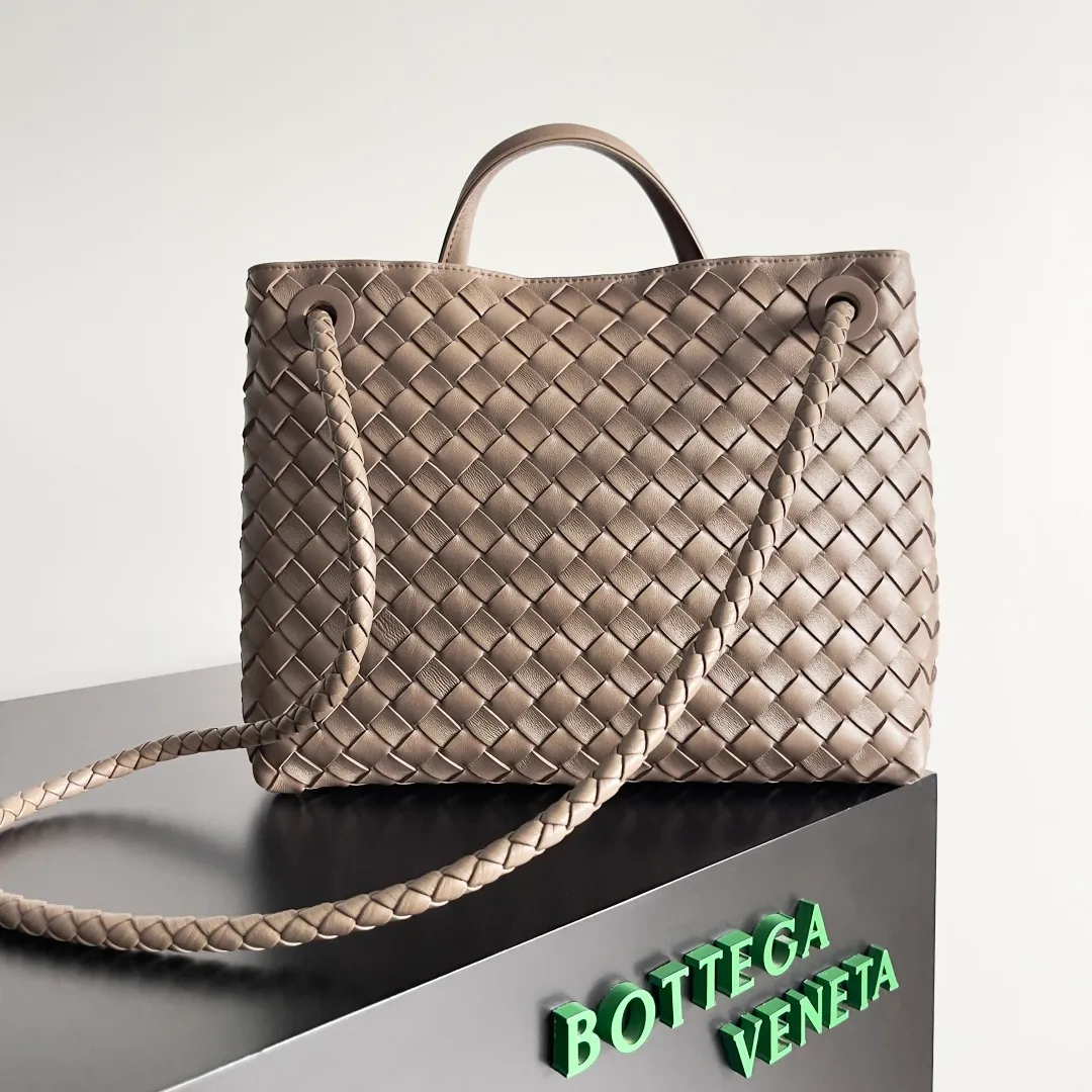 The 2023 new Andiamo batch of 2260 BV has been shipped‼ ️Really popular🔥The new Andiamo woven handbag launched by Bottega Veneta this season is really popular all over the world! ! Celebrities at home and abroad have worn it, and Oscar-winning actress Michelle Yeoh has taken it out on the street. Song Jia, Trai Yara, Yu Feihong, Sanji Ayaka, Rosie Hunting-Whiteley, Yoshioka Riho, etc. have all picked up this bag. It is classic and versatile, showing off its temperament, and the bag capacity is also large, which is very convenient for daily commuting! ! A variety of carrying methods, the shoulder straps can be adjusted by yourself, the original lambskin feels soft and delicate, and the neutral style is made to break gender boundaries and bring a more practical and long-lasting use experience. Andiamo, which has both elegant and casual styles, perfectly interprets the true appearance of "fashionable old money style". Style number: 743572 Size: 32*24*12